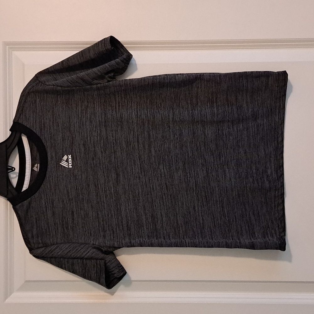 Is gray and black reebox t shirt